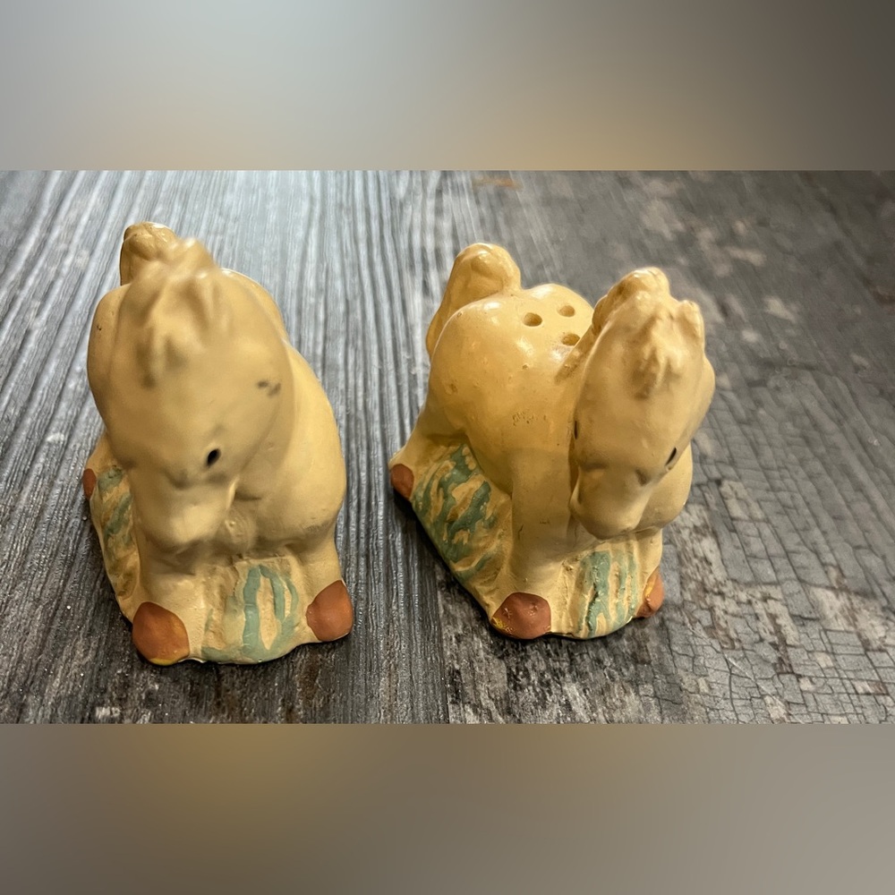 Vintage chalk pony shakers